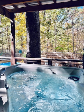 Outdoor spa tub - Private & Cozy cabin with Hot Tub-Coffee Bar-Cowboy Pool (Hot Springs)