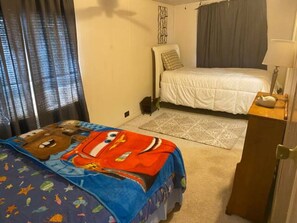 3 bedrooms, desk, free WiFi, bed sheets - Come fish and enjoy the breeze off the lake! (Oscar)