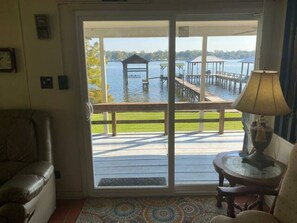 Smart TV - Come fish and enjoy the breeze off the lake! (Oscar)