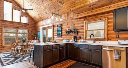 Amazing Log Cabin with Beautiful Views at Apple Canyon Lake