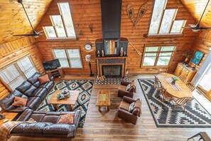 テレビ、暖炉、DVD プレーヤー