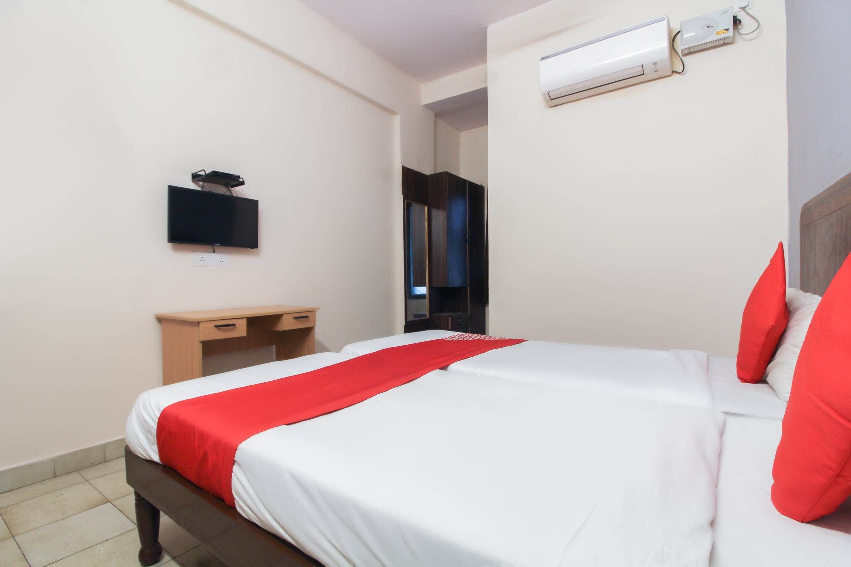 standard double room | bed sheets