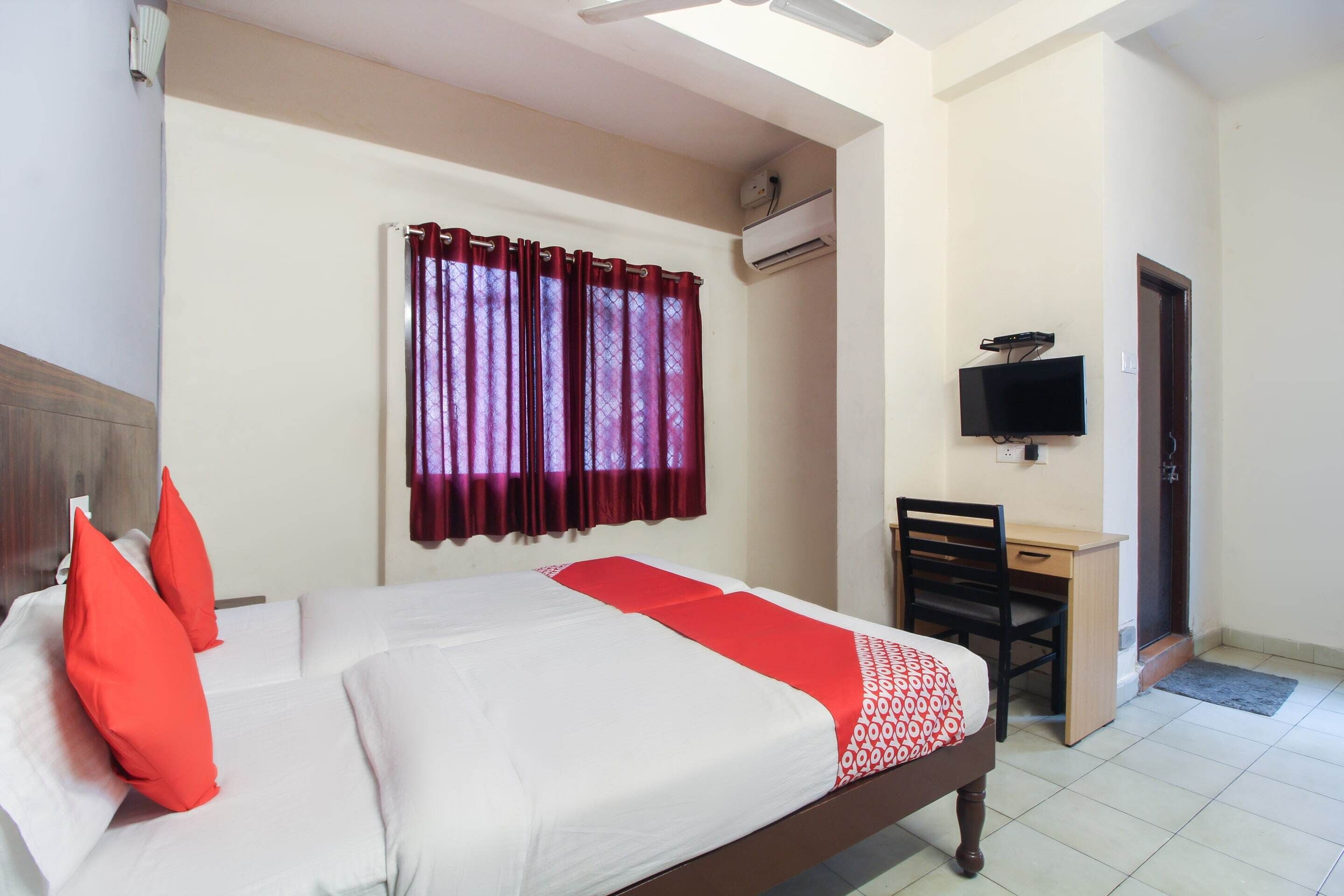 deluxe double room | bed sheets