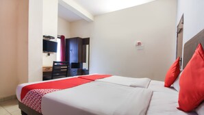 A hotel room with a bed, a desk, and a chair. - OYO 70733 Hotel Regal (Hyderabad)