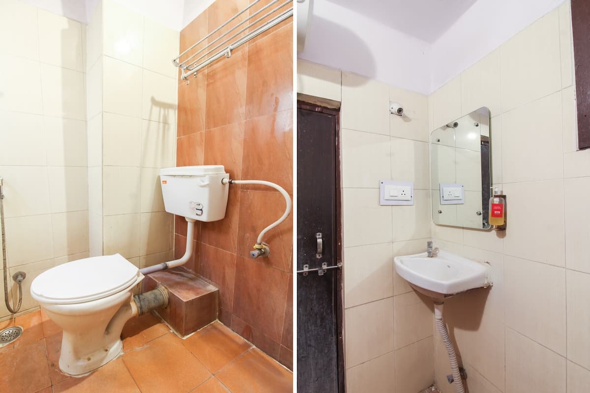 standard double room | bathroom | shower, towels
