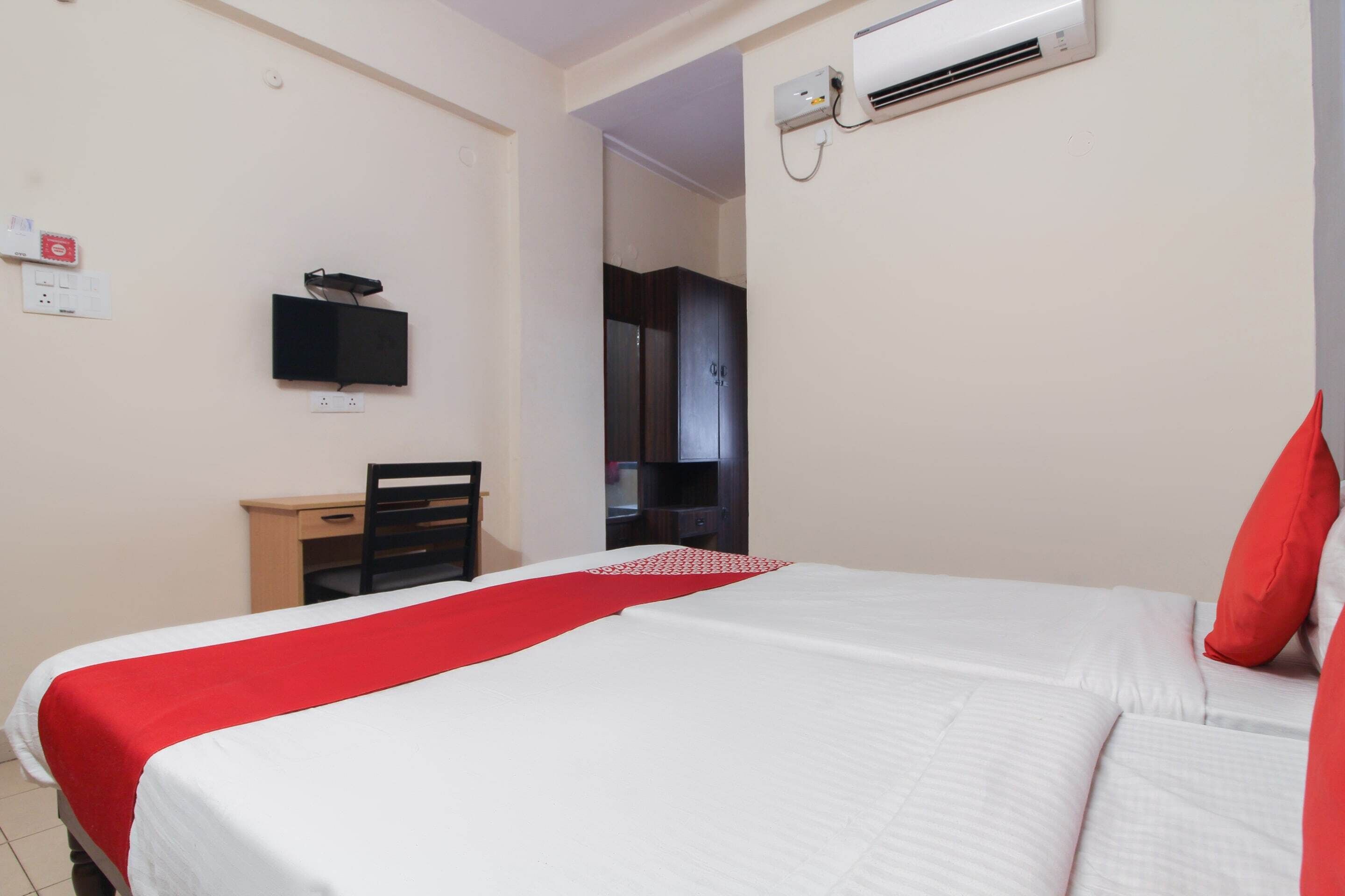 standard double room | bed sheets