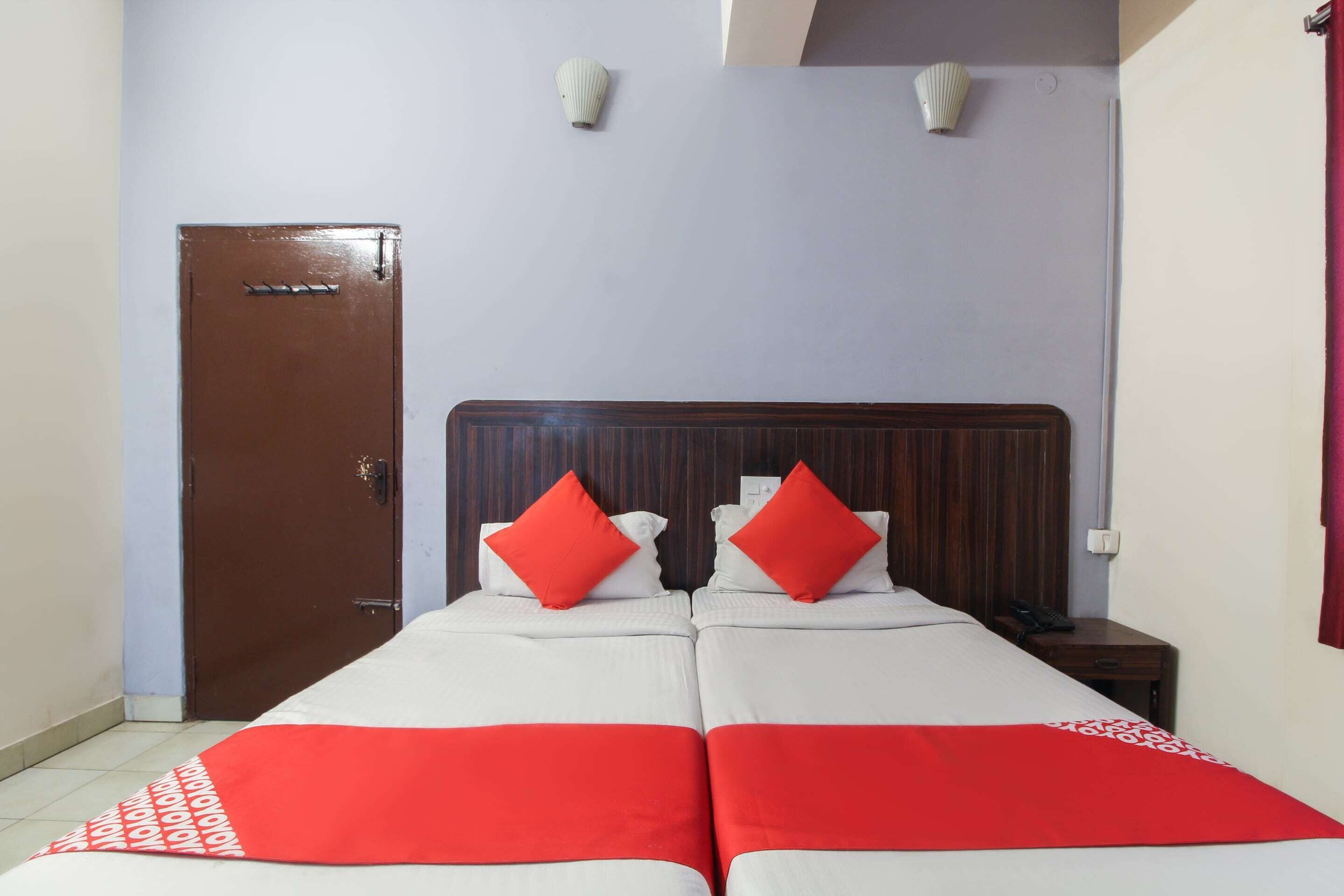 deluxe double room | bed sheets