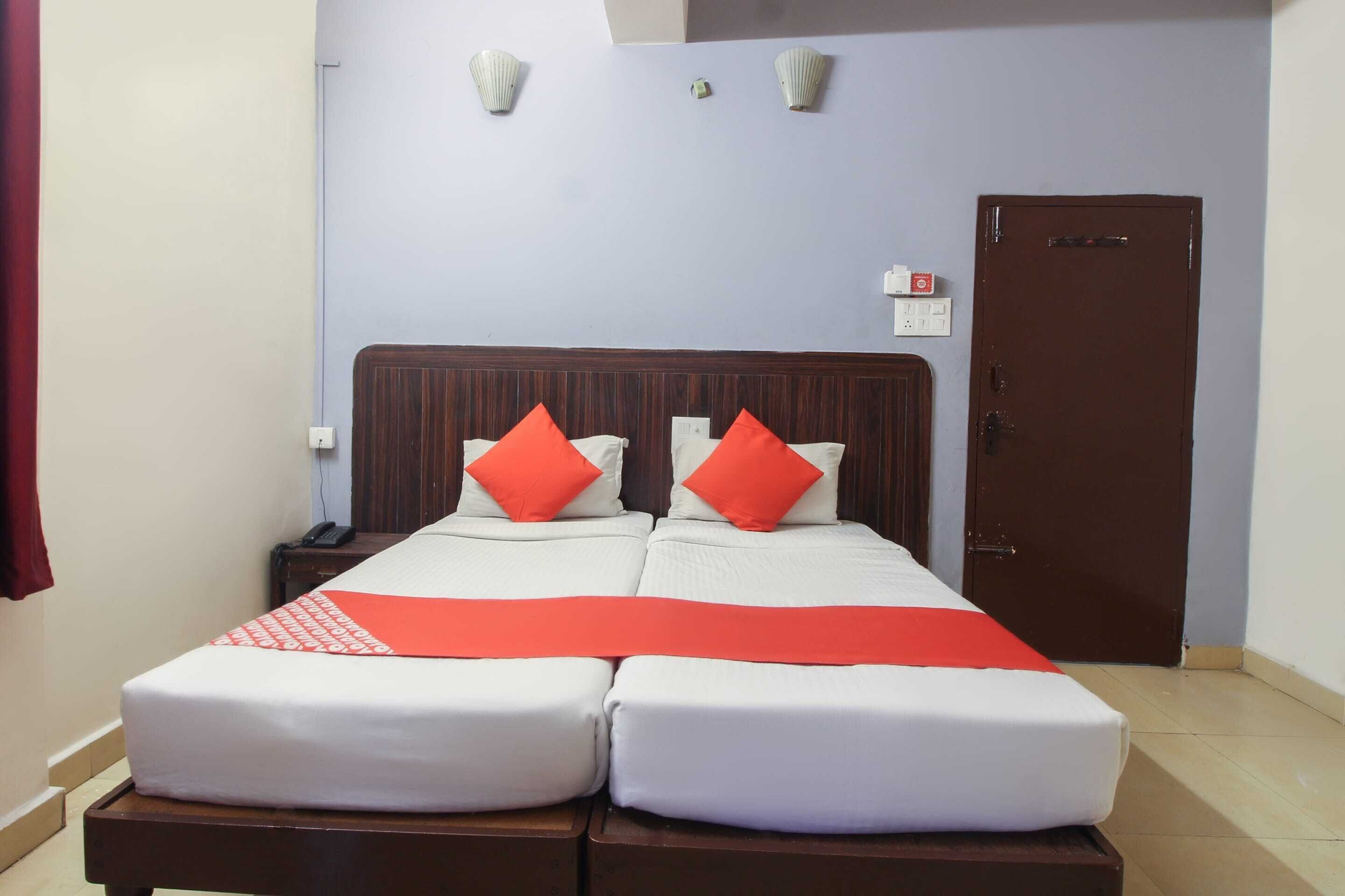deluxe double room | bed sheets