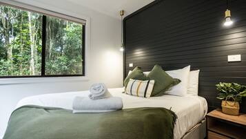 Exclusive Cabin | Blackout curtains, soundproofing, iron/ironing board, free WiFi