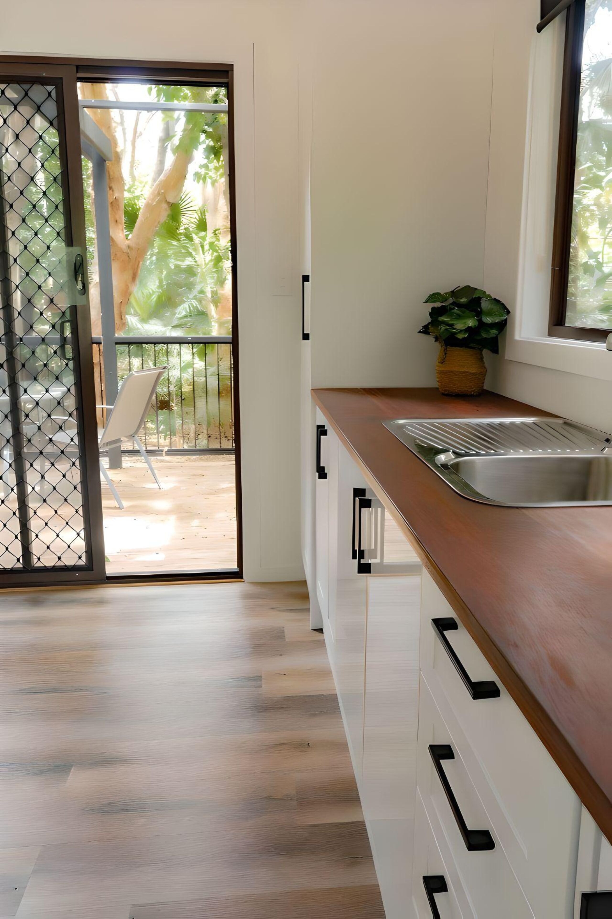 Exclusive Cabin | Private kitchen | Fridge, microwave, coffee/tea maker, electric kettle