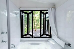 Deluxe Cabin | Bathroom | Hair dryer, towels, soap, shampoo - Tiona Palms Holiday Park (Tiona)