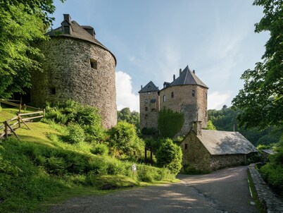 Cozy Forest Chalet Escape