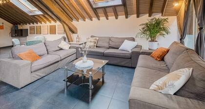Charming Cottage with Hot Tub & Sauna, High Fens