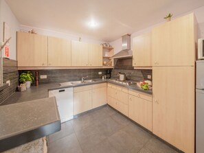 Private kitchen - Charming Cottage with Hot Tub & Sauna, High Fens (Waimes)