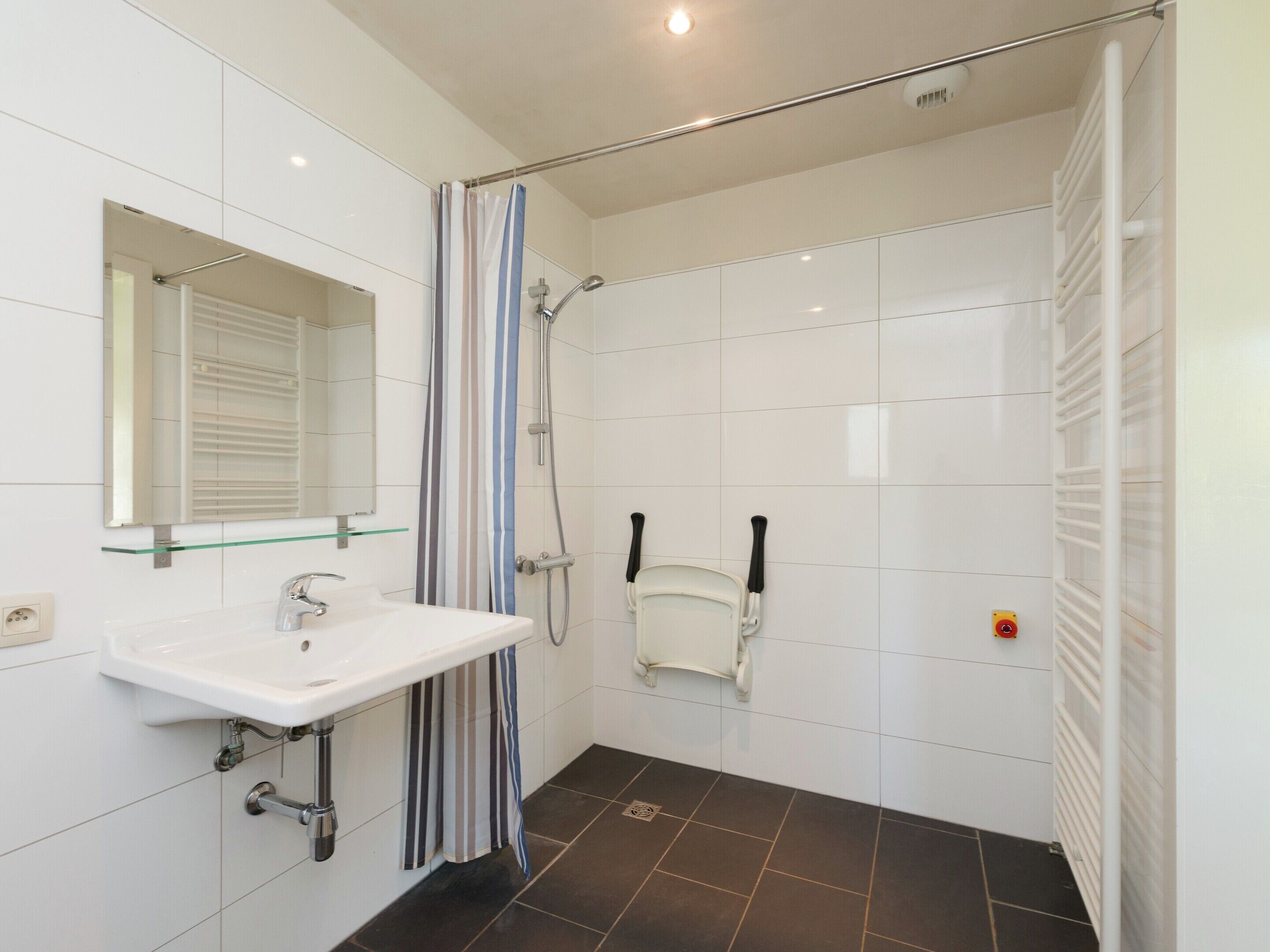 Villa | Bathroom | Shower, towels