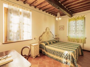 House | 3 bilik tidur, dilengkapkan perabot secara berasingan, cadar katil