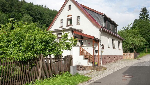 Exterior - Spacious Holiday Home in Unterschönau near Forest (Steinbach-Hallenberg)