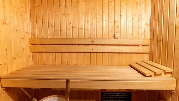 A wooden sauna with benches and a bucket. - Ludogite: Lover's Retreat (Waimes)