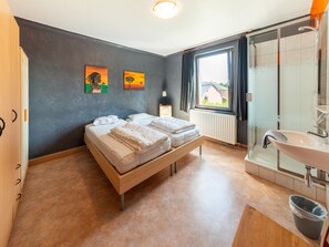 Villa | 4 bedrooms, individually furnished, bed sheets - Ludogite: Lover's Retreat (Waimes)