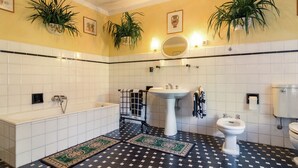 Ferienhaus | Badezimmer | Badewanne, Handtücher