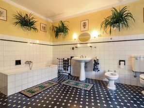 House | Bathroom | Bathtub, towels - Luxurious Mansion in Crespignaga With Swimming Pool (Maser)