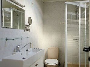 Ferienhaus | Badezimmer | Dusche, Handtücher