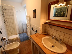 Villa | Bathroom | Shower, towels - Holiday Home With Private Garden Near Lake Bolsena (Montefiascone)