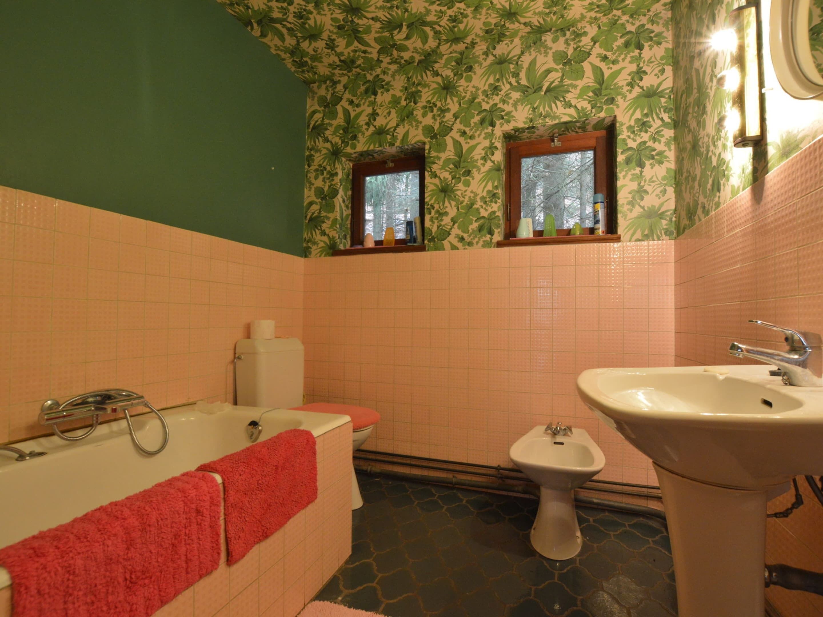 Un bagno con vasca, water, bidet e lavandino.