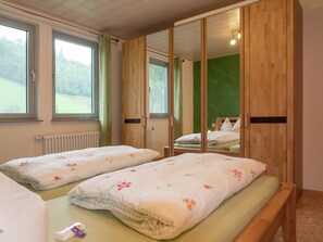 Nhà | 3 phòng ngủ, trang bị nội thất với thiết kế riêng biệt, bộ trải giường