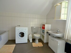 Ferienhaus | Badezimmer | Dusche, Handtücher