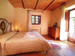 House | 2 bedrooms, individually furnished, bed sheets - Belvilla by OYO Cipresso (Cortona)