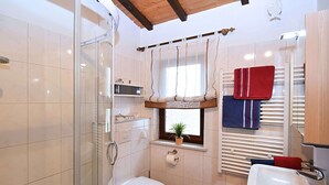 House | Bathroom | Shower, towels - Attractive Holiday Home in Frielendorf With Fenced Garden (Frielendorf)