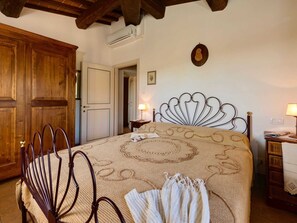 2 bedrooms, individually furnished, bed sheets - Scenic Farmhouse With Pool (Citta della Pieve)