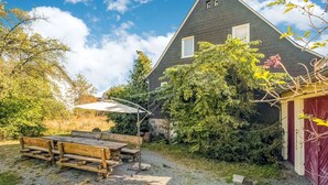 Een huis met een overdekte zitplaats buiten en een garage.
