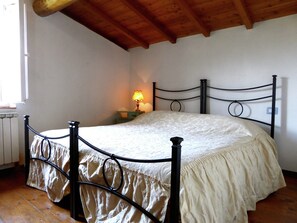 Cottage | 3 bedrooms, individually furnished, bed sheets