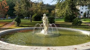 A circular fountain with a statue in the center, surrounded by a paved walkway. - Cottage in Casoli Near Ski Slopes (Bagni di Lucca)