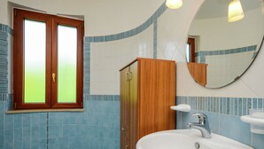 Huis | Badkamer | Een bad, handdoeken