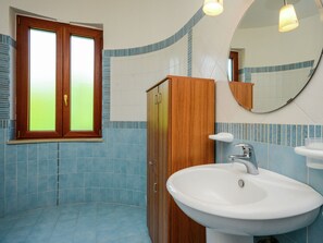 House | Bathroom | Bathtub, towels - Comfortable Holiday Home in Torrecuso Italy With Pool (Torrecuso)