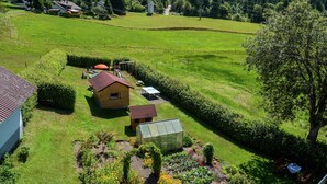 A rural property with a small house, garden, and surrounding fields. - Spacious Apartment in Wehrhalden near Cross Country Skiing (Herrischried)