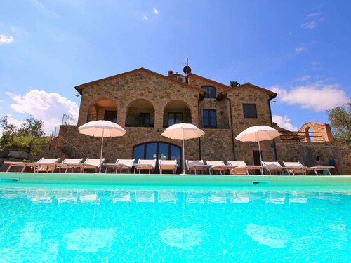 Charming Tuscan Farmhouse