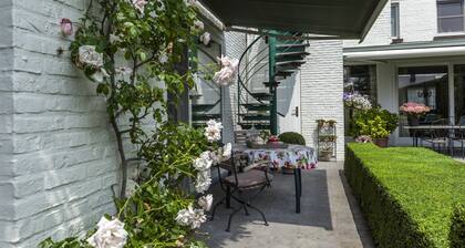 House in Zingem Near Hiking Trails