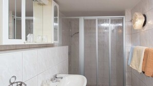 Bathroom | Shower, towels - Tranquil Holiday Home in Unterwürschnitz Saxony With Terrace (Muhlental)