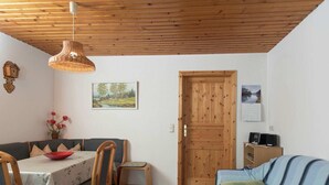 Dining - Tranquil Holiday Home in Unterwürschnitz Saxony With Terrace (Muhlental)