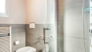 Shower, towels - Premium Apartment in Rimini With Swimming Pool (Rimini)