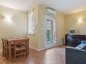 Living room - Stylish Holiday Home Near Lake Garda & Romantica Beach (Manerba del Garda)