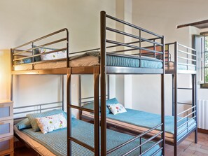 House | 7 bedrooms, individually furnished, bed sheets