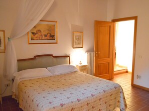 2 bedrooms, individually furnished, bed sheets - Rustic Farmhouse Living Vinci's Treasures (Vinci)