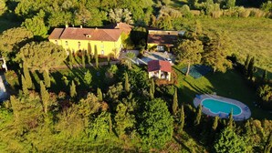 An aerial view of a large estate with a main house, a smaller building, and a swimming pool. - Rustic Farmhouse Living Vinci's Treasures (Vinci)
