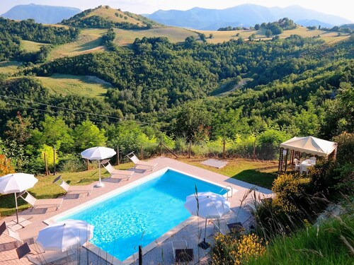 Holiday House With Pool, Near the sea and Mountains, Beautiful Views