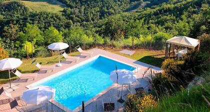 Holiday House With Pool, Near the sea and Mountains, Beautiful Views